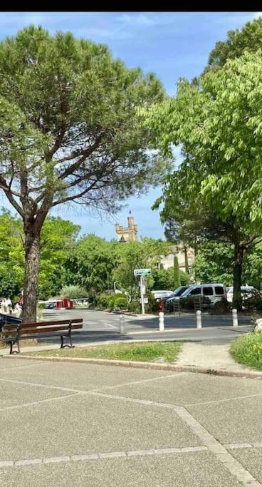 En Tres Bien Situe Uzès