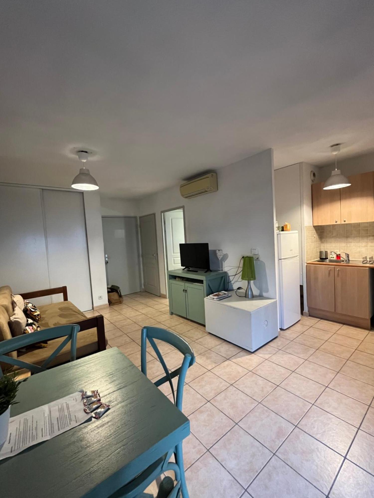 En Tres Bien Situe Apartment *